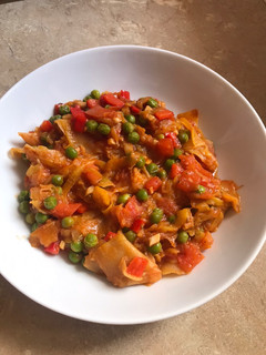Una foto de Tagliatelle de calabacín con salsa de tomate y verduras