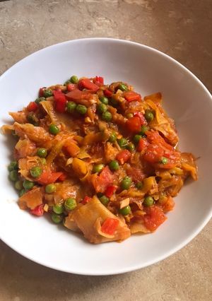 Una foto de Tagliatelle de calabacín con salsa de tomate y verduras