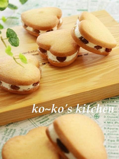 A picture of Sandwich Cookies With Rum Raisin Buttercream Filling.