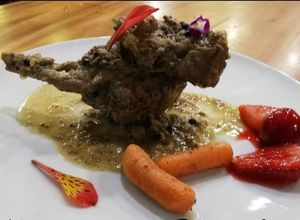 Una foto de Conejo en salsa antigua y viceras
