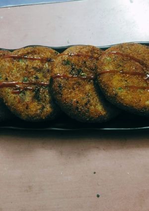 A picture of Fried Aloo Tikki.