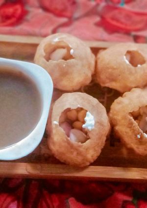 A picture of Pani puri choley chaat.