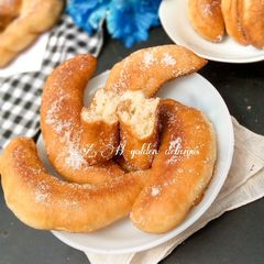 A picture of Crescent doughnut.