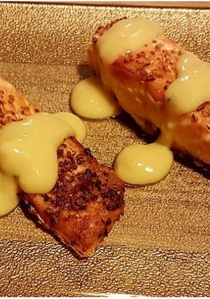 Une photo de Saumon et sa sauce à l'orange