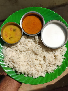 இடியாப்பம் மற்றும் தேங்காய் பால் (Idiyappam matrum thenkaai paal recipe in tamil) செய்முறை முக்கிய புகைப்படம்