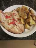 Pacú con papas al horno y verduras