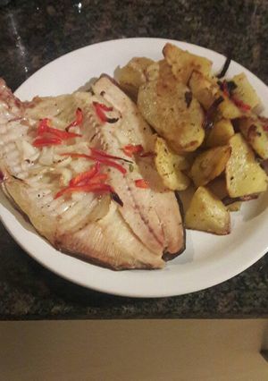 Una foto de Pacú con papas al horno y verduras