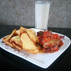 A picture of Sweet potatoes, sauce with coconut drink.