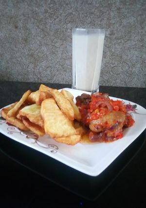 A picture of Sweet potatoes, sauce with coconut drink.
