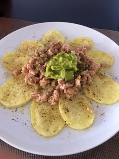 Una foto de Patatas al micro con atún 🥔🐟