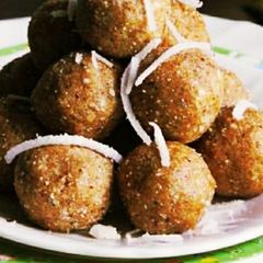 A picture of Almond ladoo.