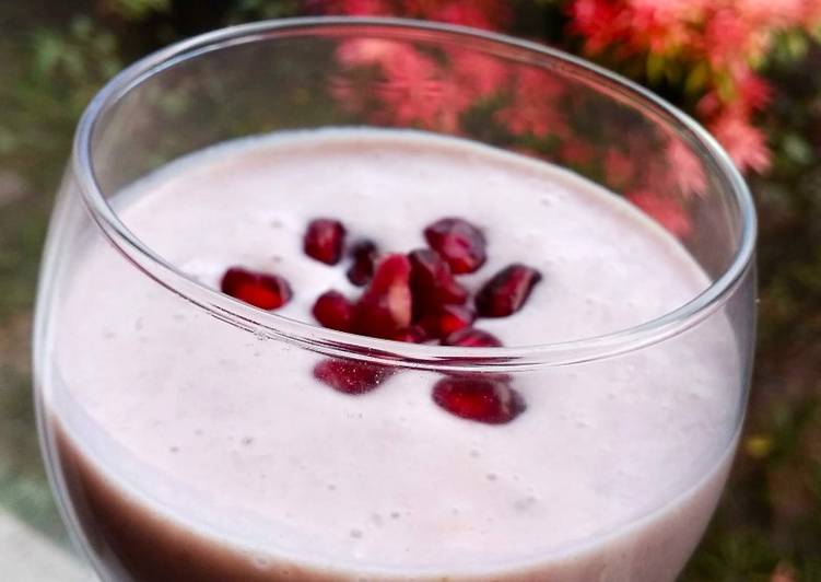 Step-by-Step Guide to Make Quick Pomegranate Bannana smoothie