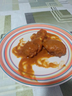 Una foto de Muslitos de pollo al vino tinto con thermomix