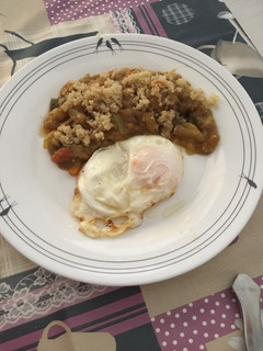Una foto de Pisto con quinoa y huevo frito