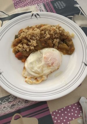 Una foto de Pisto con quinoa y huevo frito