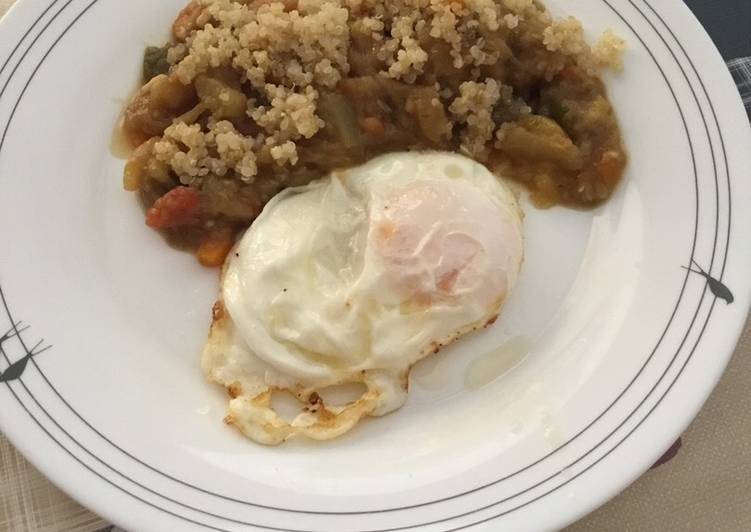 Pisto con quinoa y huevo frito