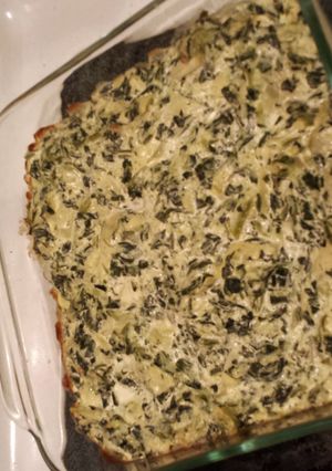 A picture of Creamy spinach and artichoke dip.