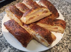 Foto principal de Hojaldre de queso y lonchas de pavo
