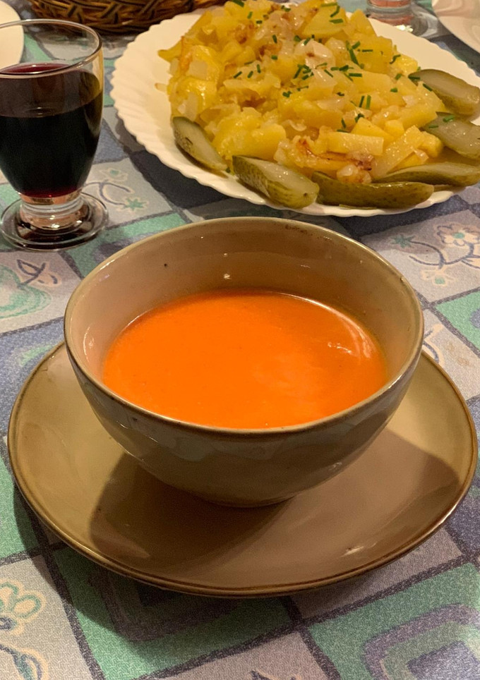 Una foto de Gazpacho con hortalizas de la huerta
