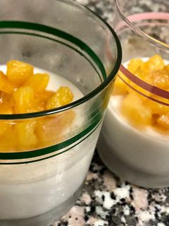 Una foto de Panna cotta de coco y lima con piña glaseada