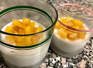 Foto principal de Panna cotta de coco y lima con piña glaseada