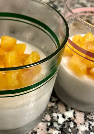 Foto principal de Panna cotta de coco y lima con piña glaseada