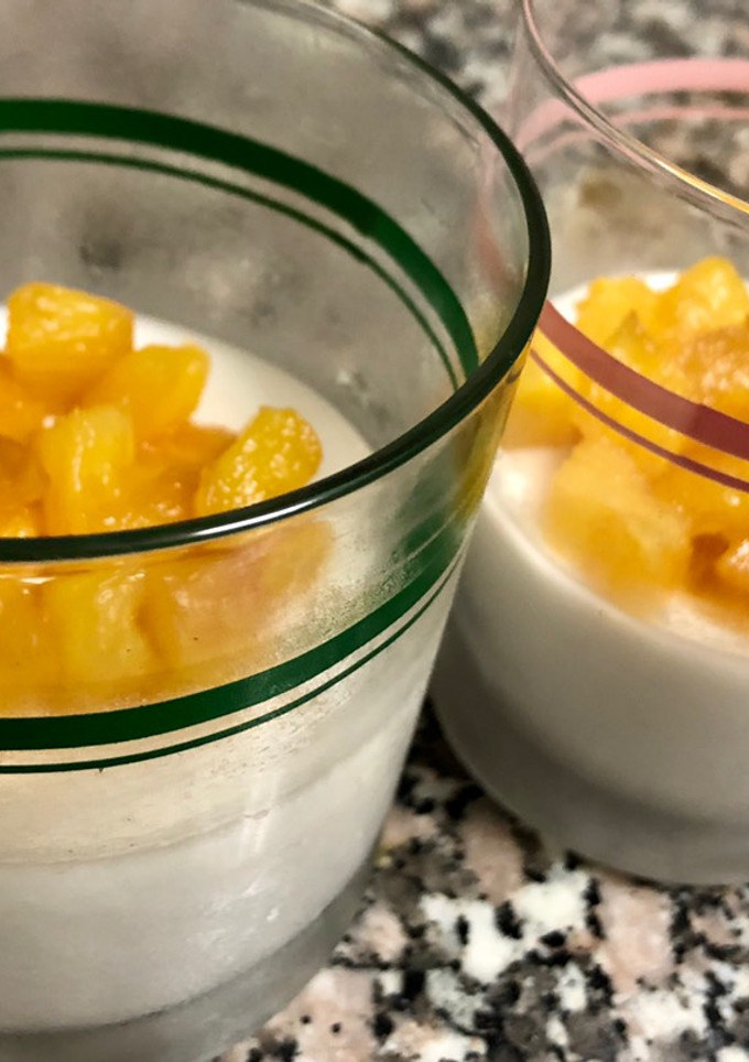 Una foto de Panna cotta de coco y lima con piña glaseada