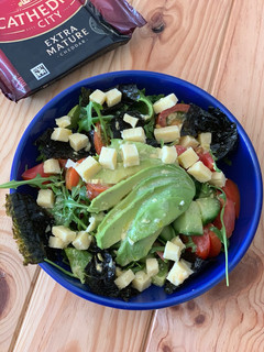 Una foto de Ensalada de alga nori y queso
