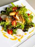 สลัดมิกซ์ปลาสลิดทอดกับซอสส้มมัสตาร์ด
