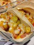 Tacos de patatas, cheddar, queso, y lomo adobado