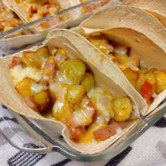 Una foto de Tacos de patatas, cheddar, queso, y lomo adobado