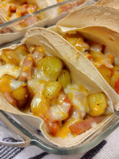 Una foto de Tacos de patatas, cheddar, queso, y lomo adobado