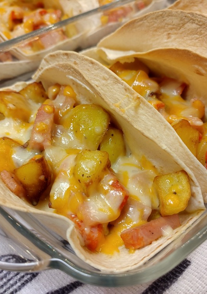 Una foto de Tacos de patatas, cheddar, queso, y lomo adobado