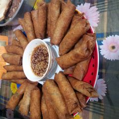 A picture of spring rolls.
