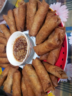 A picture of spring rolls.