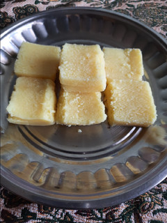 பால் தேங்காய் பர்பி (Paal thenkaai burfi recipe in tamil) செய்முறை முக்கிய புகைப்படம்