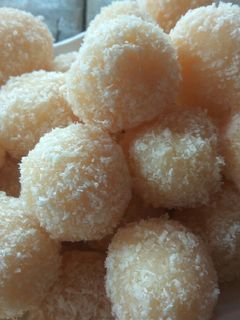 नारियल लड्डू (Nariyal ladoo recipe in Hindi) रेसिपी मुख्य फोटो