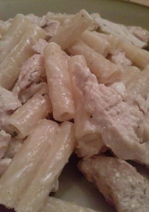 A picture of Grilled Chicken Alfredo & Pasta.