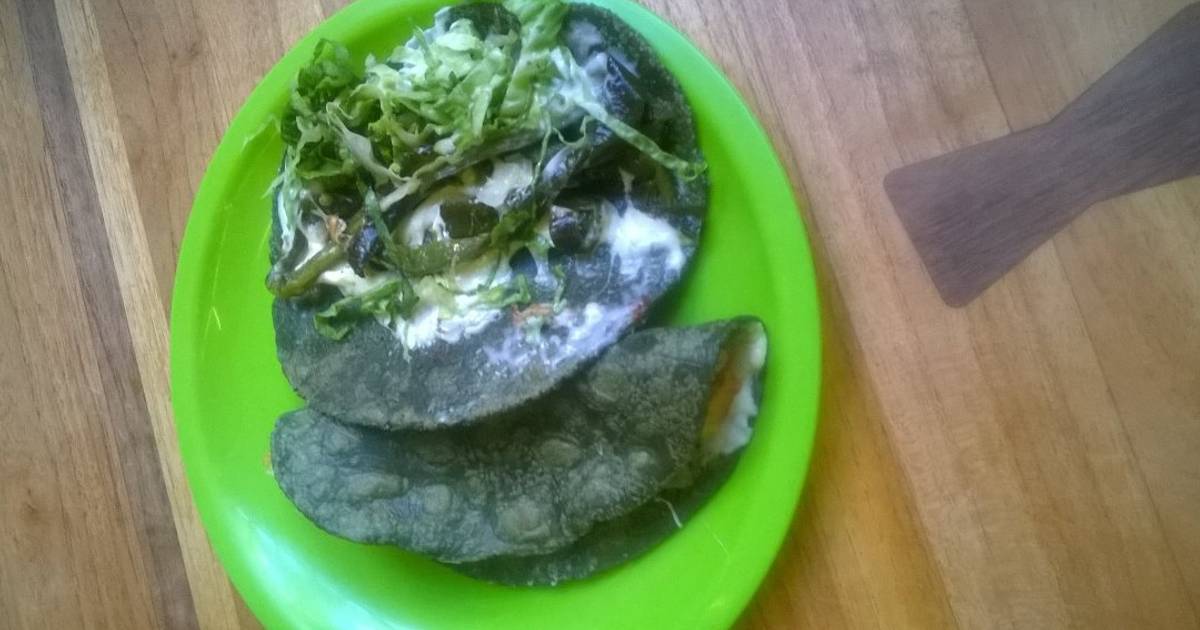 Quesadillas Mexicanas de tortilla azul con rajas, lechuga y salsa verde