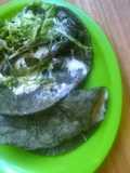 Quesadillas Mexicanas  de tortilla azul con rajas, lechuga y salsa verde pobre ranchera