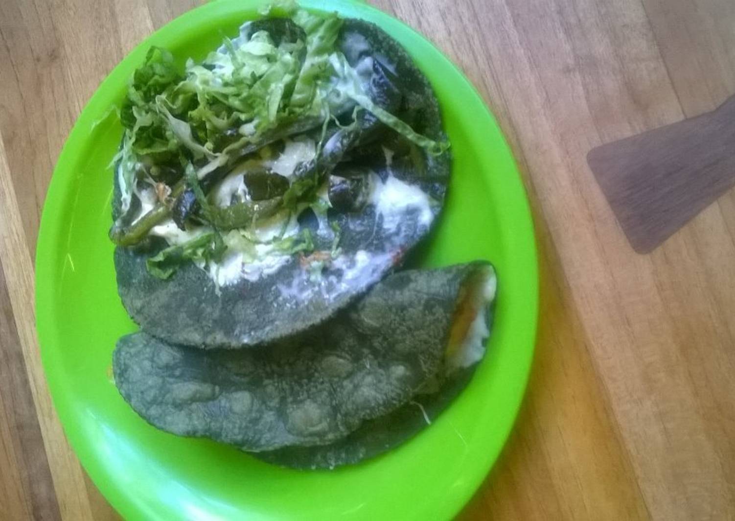 Quesadillas Mexicanas de tortilla azul con rajas, lechuga y salsa verde