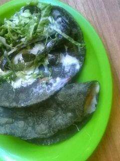 Una foto de Quesadillas Mexicanas  de tortilla azul con rajas, lechuga y salsa verde pobre ranchera