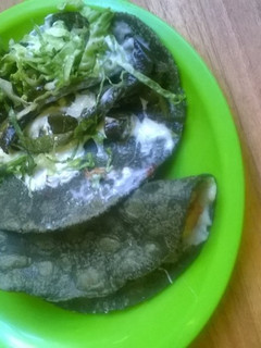 Una foto de Quesadillas Mexicanas de tortilla azul con rajas, lechuga y salsa verde pobre ranchera