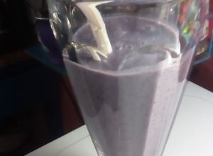 Una foto de SMOOTHIE DE ARÁNDANOS, LINO Y DÁTILES 🥤🥤🥤
