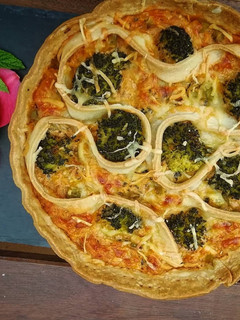 Una foto de Quiche con brócoli y verduras
