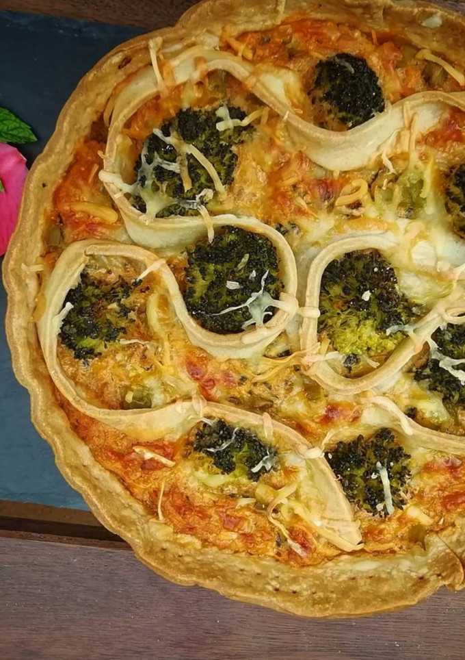Una foto de Quiche con brócoli y verduras