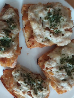 Una foto de Tostas de chicharrones y queso
