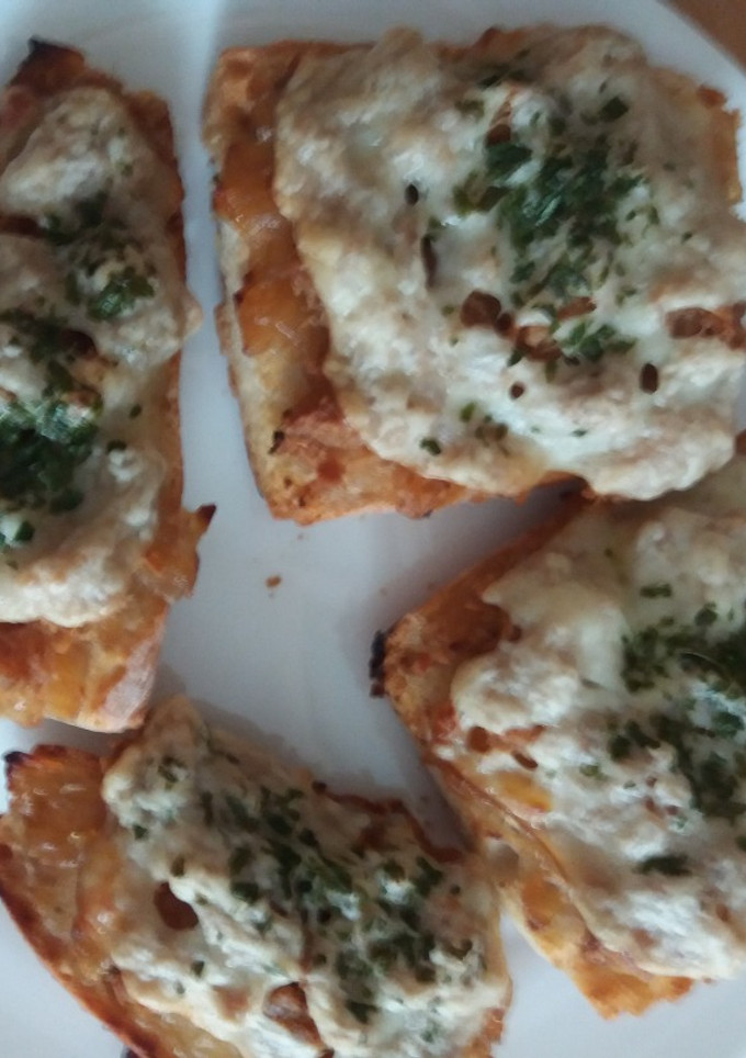Una foto de Tostas de chicharrones y queso