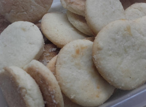 Una foto de Galletitas dulces fáciles y económicas con aceite♡