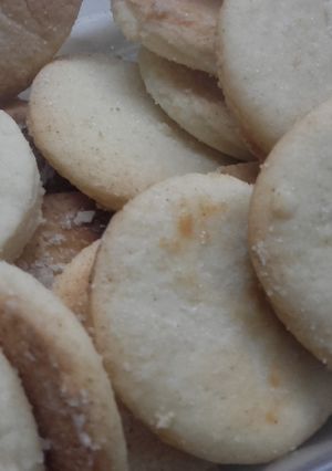 Una foto de Galletitas dulces fáciles y económicas con aceite♡